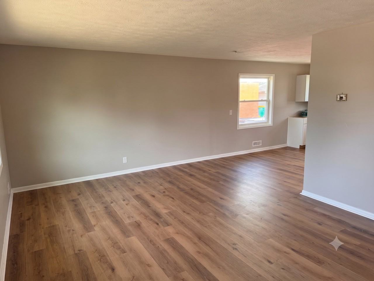15917 Steinway Blvd - Photo 6 of 13