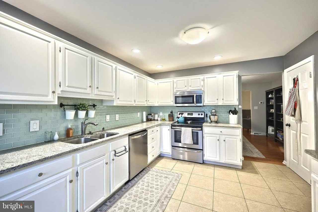 416 Huntington Dr - Photo 3 of 20