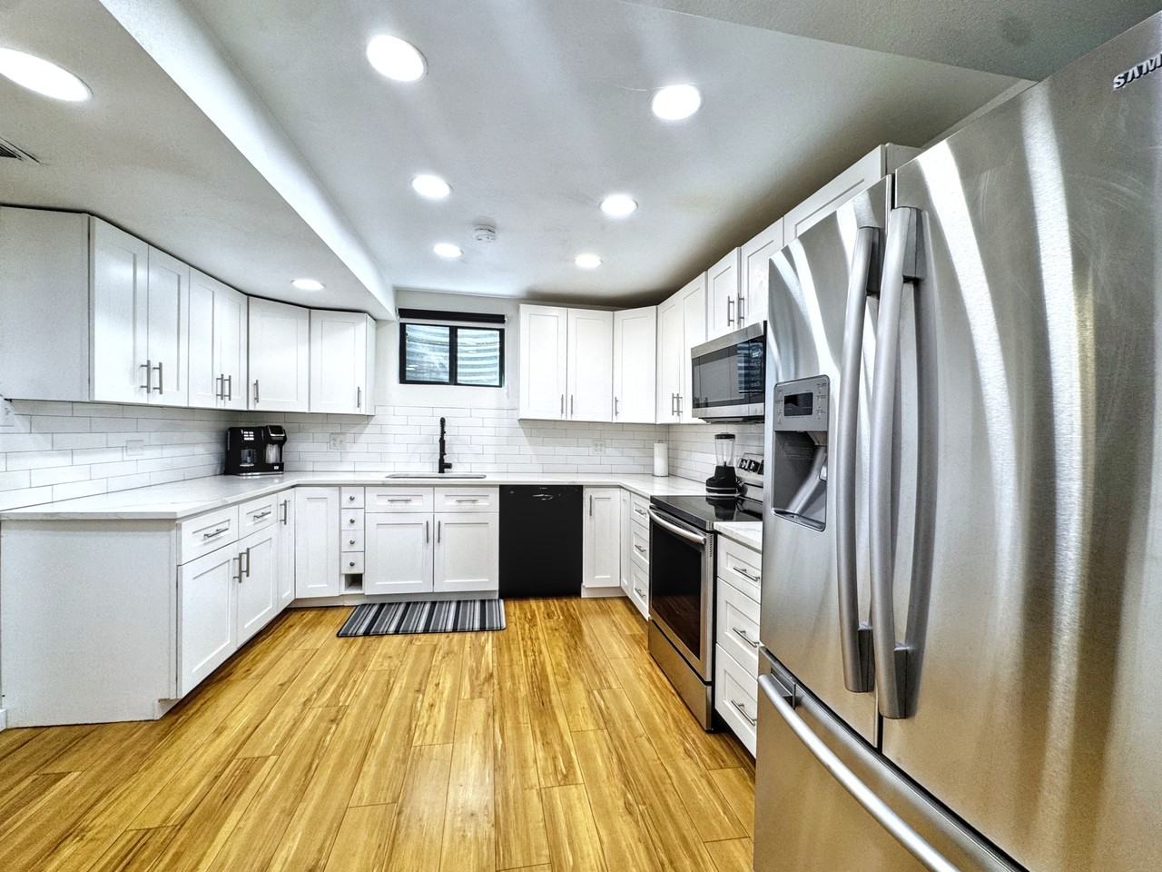 2460 Irving St #B - Photo 4 of 17