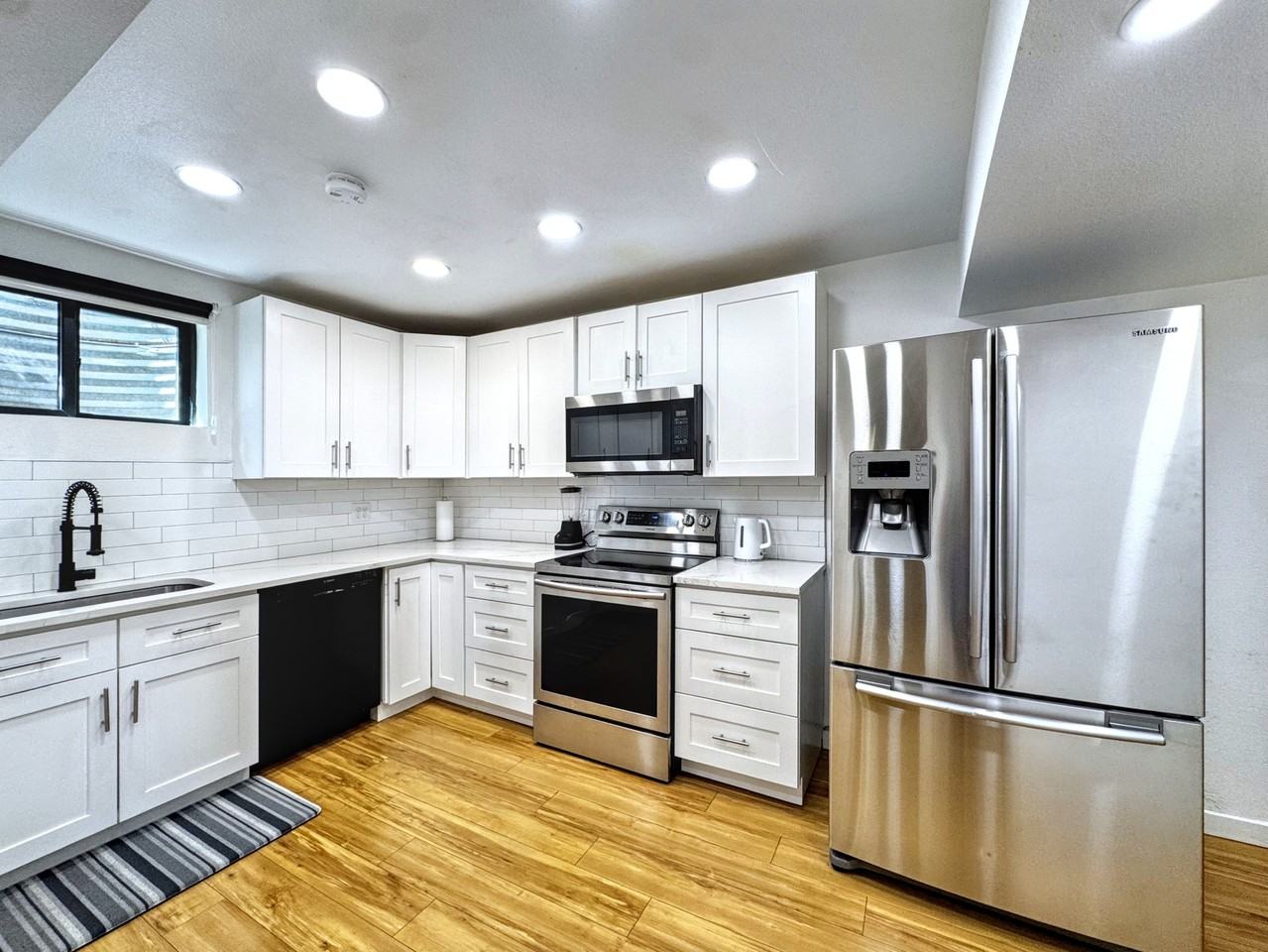 2460 Irving St #B - Photo 5 of 17