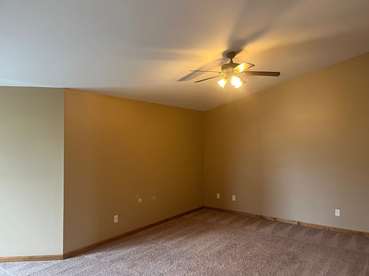 910 E Wisconsin St - Photo 6 of 7