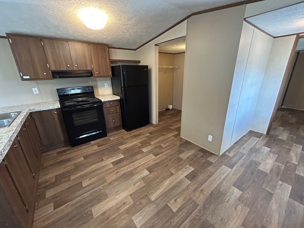 1501 Thomas Dr - Photo 2 of 9