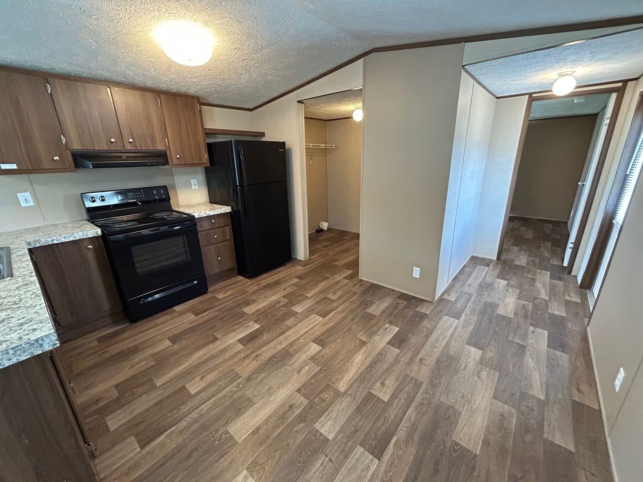 1501 Thomas Dr - Photo 4 of 9