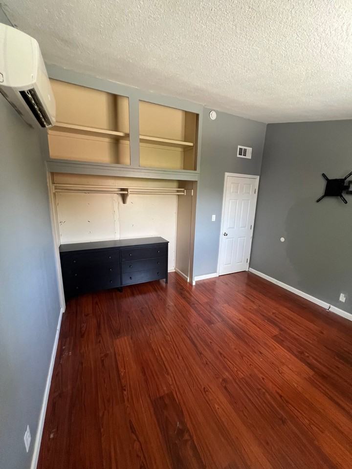 700 E Washington Ave - Photo 5 of 16