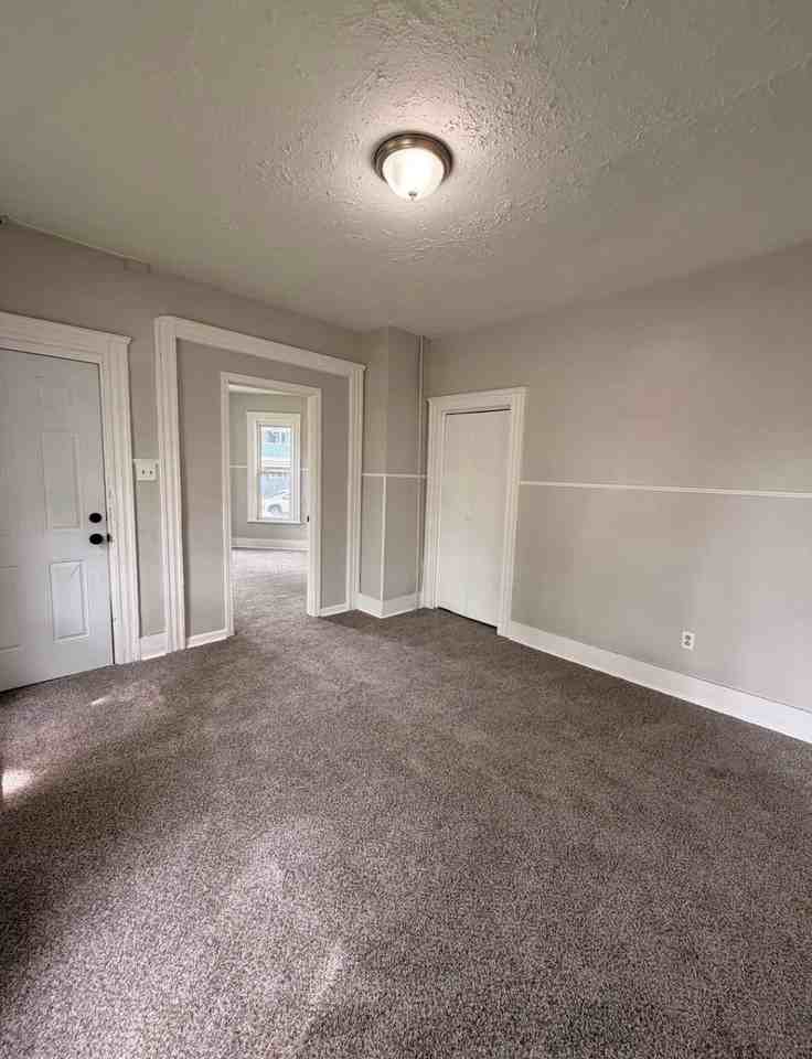 5912 Prosser Ave - Photo 3 of 10
