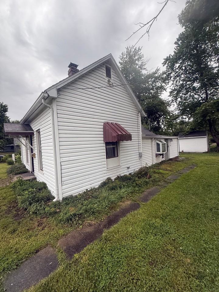 533 Higgins St - Photo 2 of 19