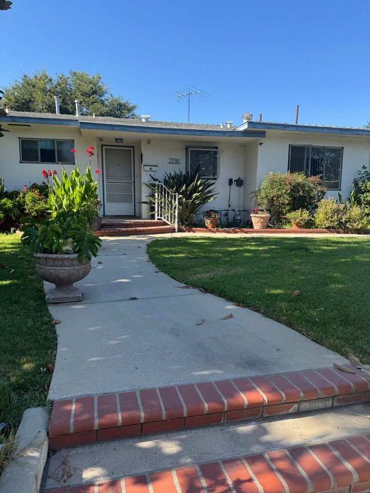 2011 E Orange Grove Ave