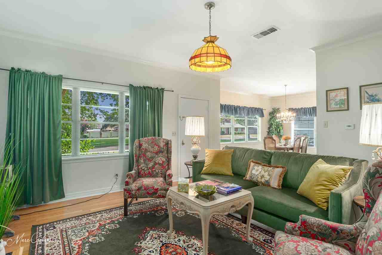 951 Sheridan Ave - Photo 4 of 20