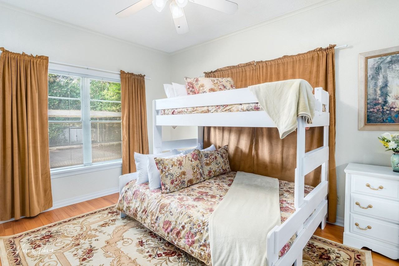 951 Sheridan Ave - Photo 7 of 20