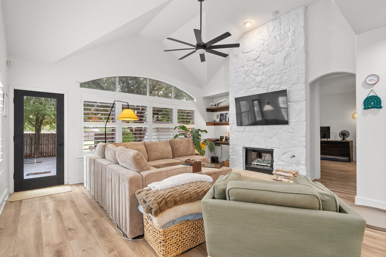 13917 Fallsprings Way - Photo 4 of 20