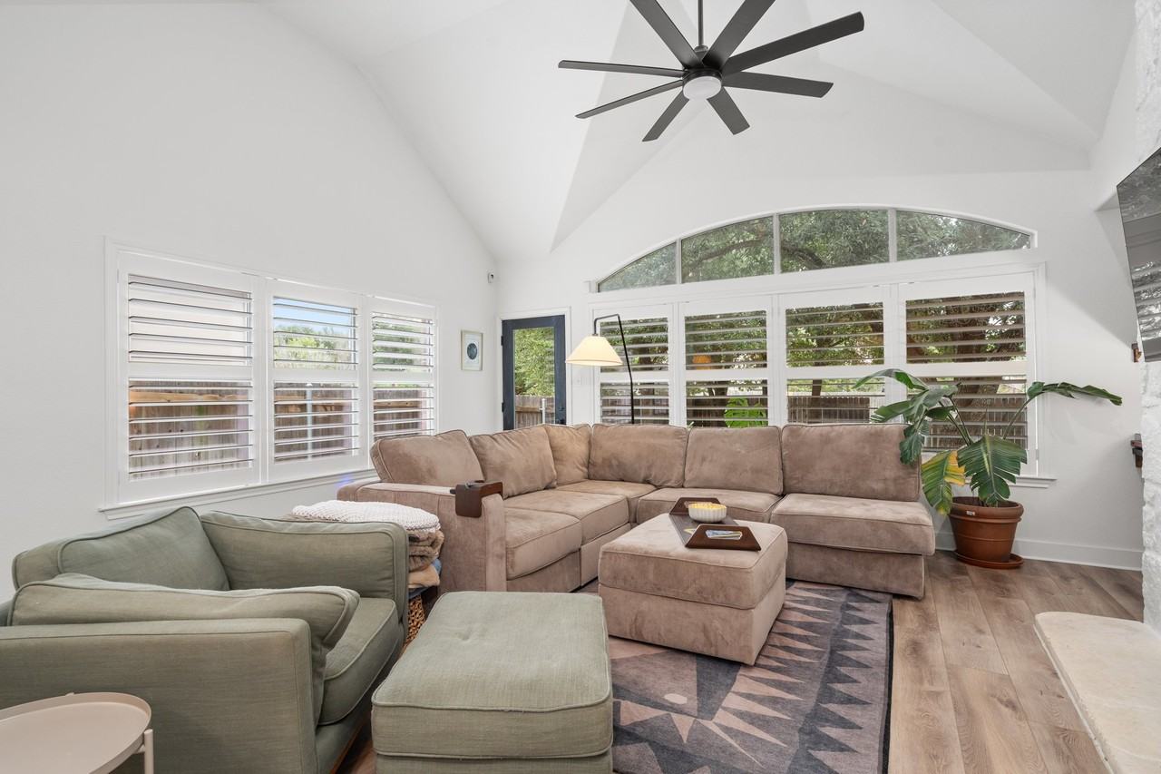 13917 Fallsprings Way - Photo 5 of 20