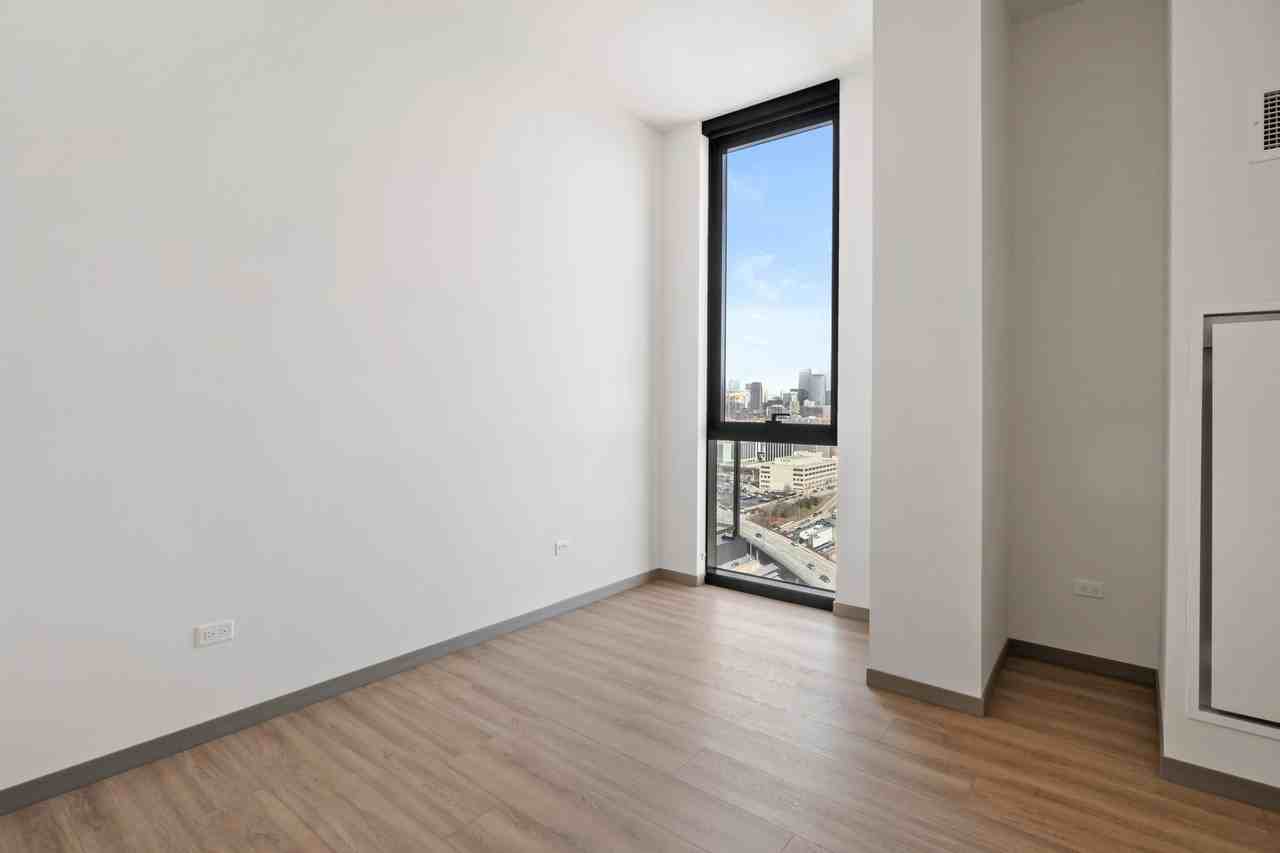 530 S Damen Ave - Photo 5 of 12