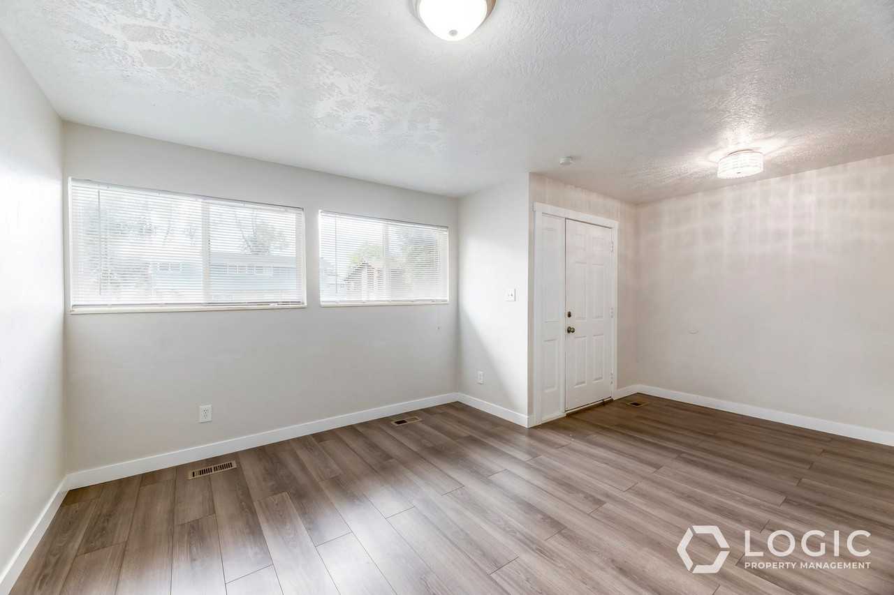 598 W 1975 N - Photo 3 of 20