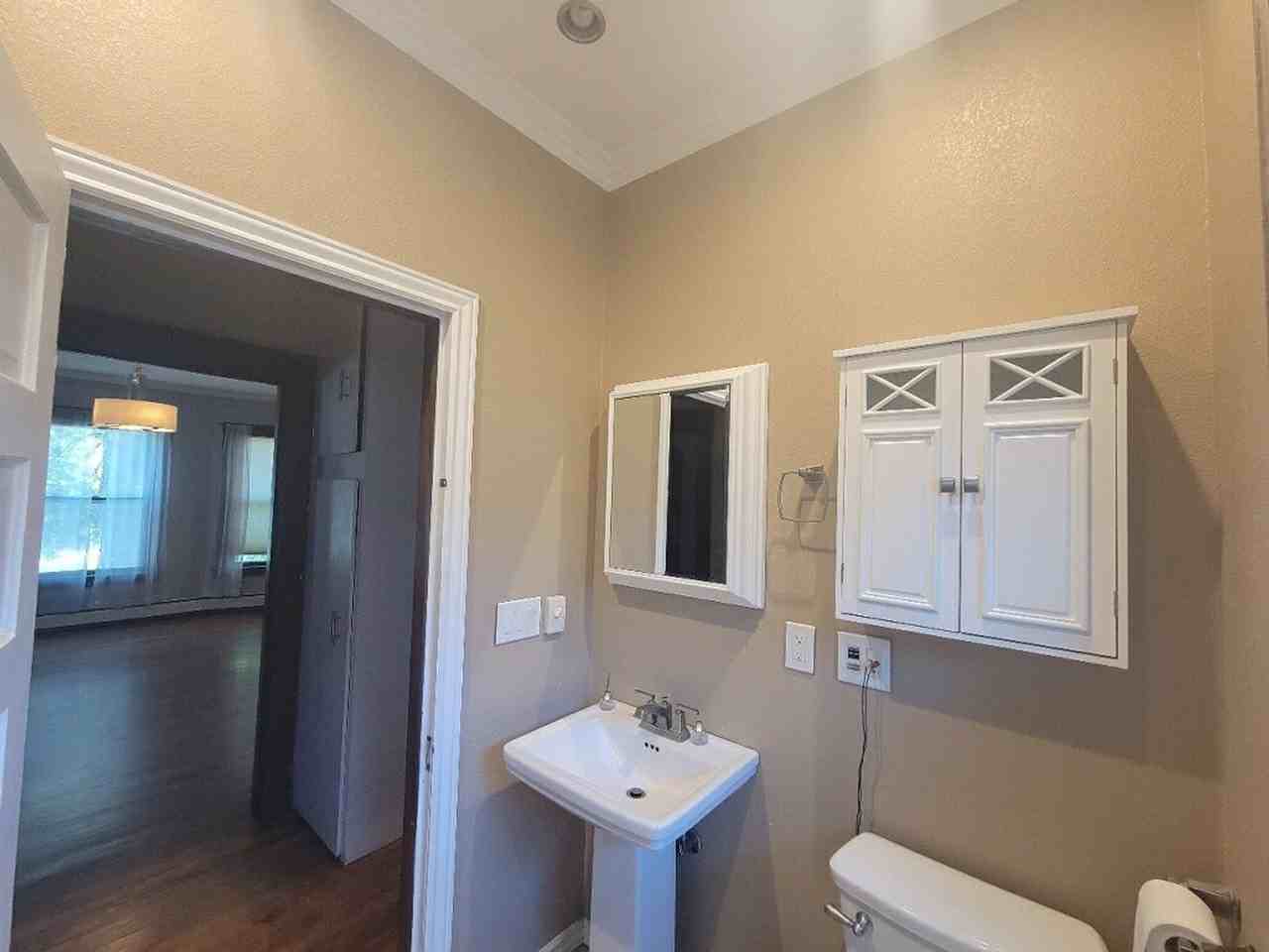 1104 N Institute St - Photo 4 of 12