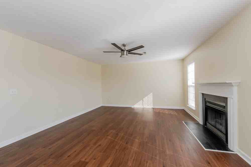1043 Vanguard Dr - Photo 4 of 17