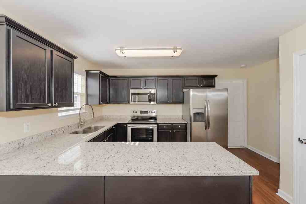 1043 Vanguard Dr - Photo 6 of 17
