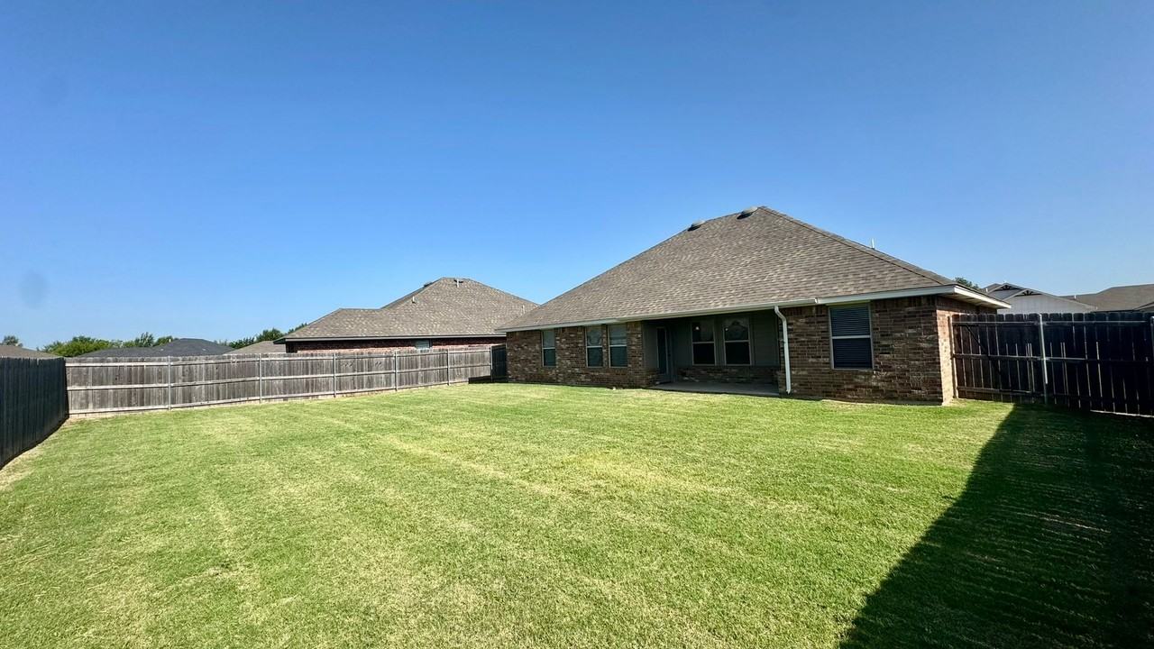 10712 Nw 18th St - Photo 3 of 19