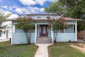 featured image of 1121 E Crockett St