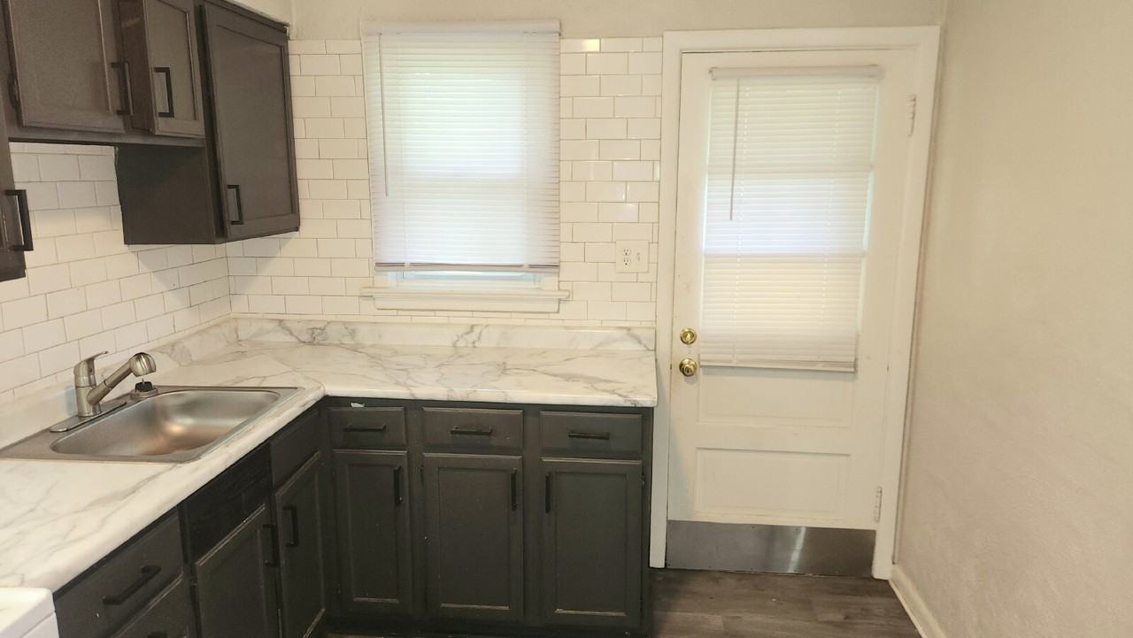 6122 Jackson Ave - Photo 7 of 20