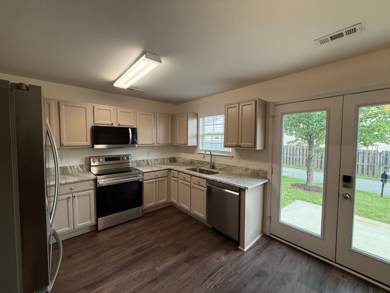 3928 Glory St - Photo 3 of 13
