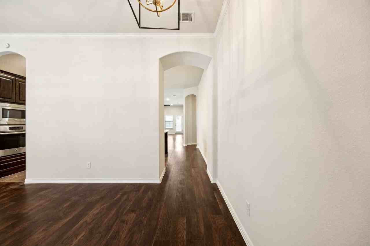 2317 Houston Dr - Photo 3 of 30