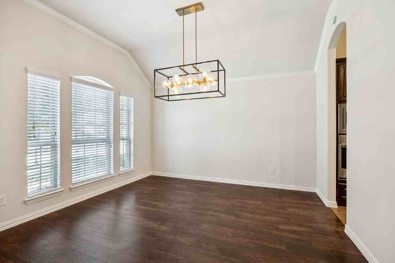 2317 Houston Dr - Photo 4 of 30