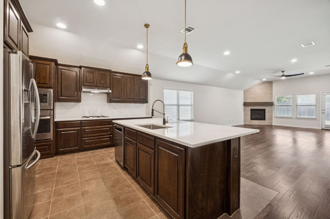 2317 Houston Dr - Photo 5 of 30