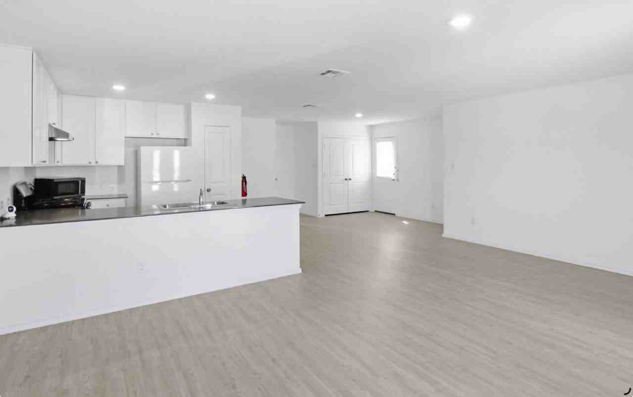 8918 Solar Cv - Photo 4 of 27