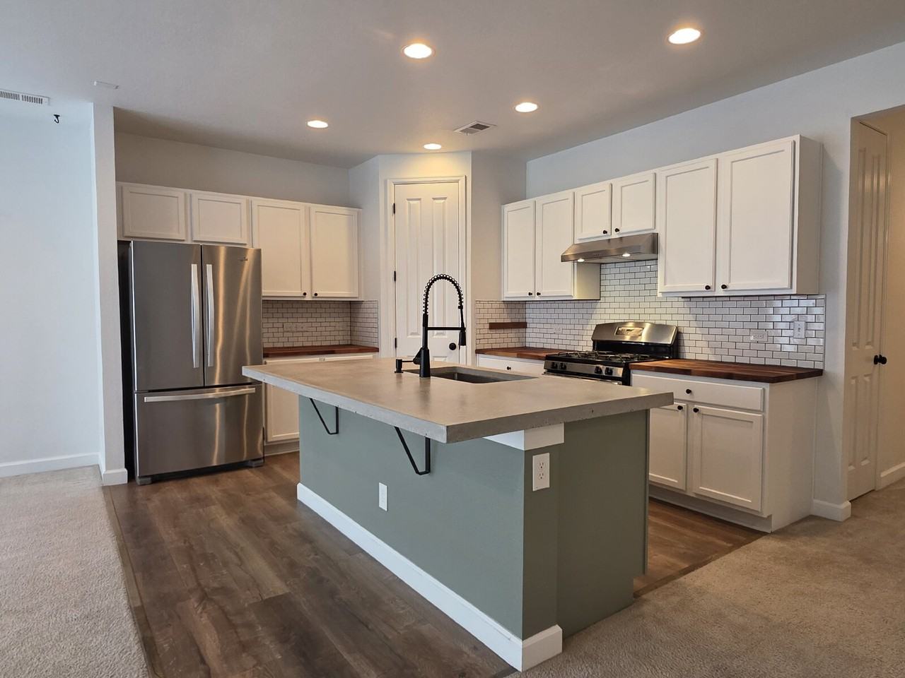 25606 E Bayaud Ave - Photo 5 of 33