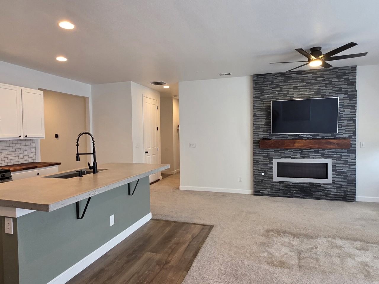 25606 E Bayaud Ave - Photo 7 of 33