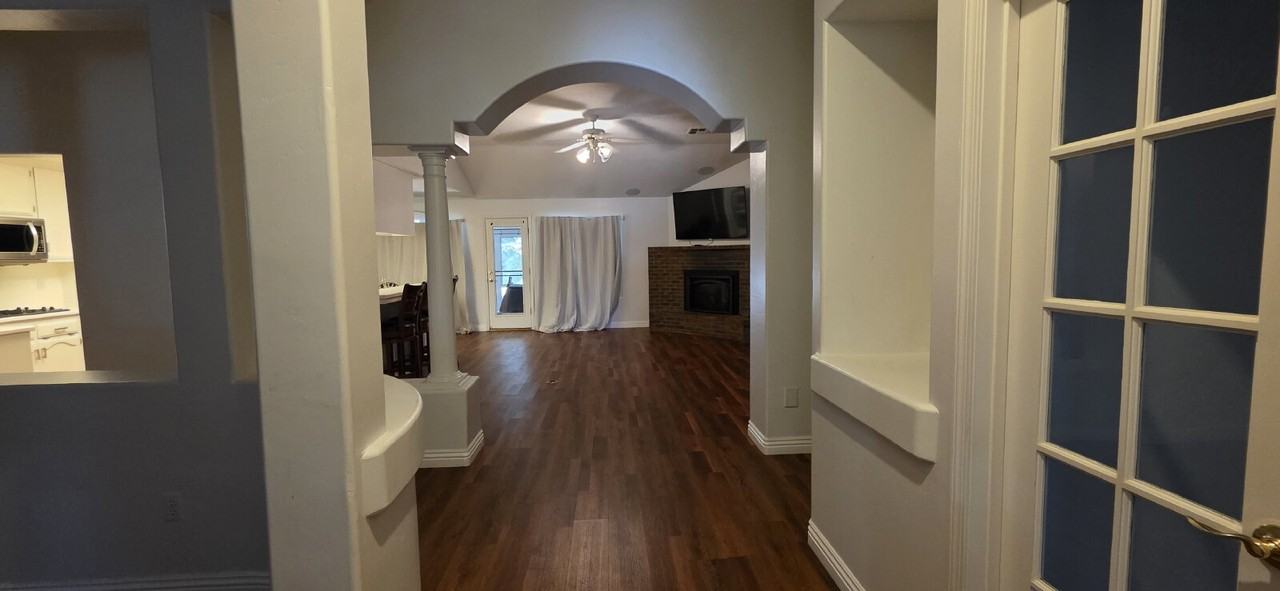 10500 Attleboro Ave - Photo 3 of 33