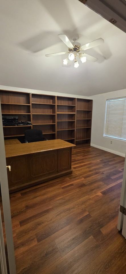 10500 Attleboro Ave - Photo 4 of 33
