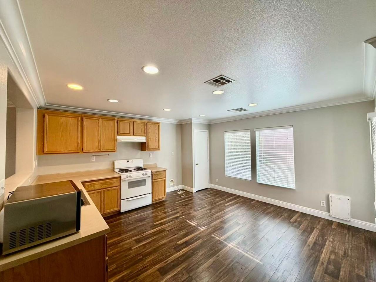 7983 Dutch Villas St - Photo 5 of 20