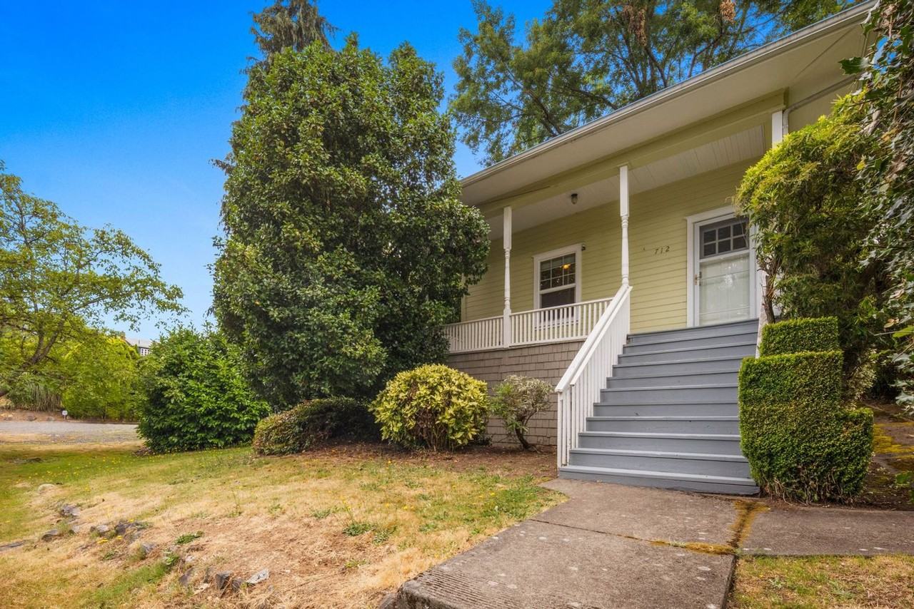 712 Sw 3rd Pl - Photo 2 of 34
