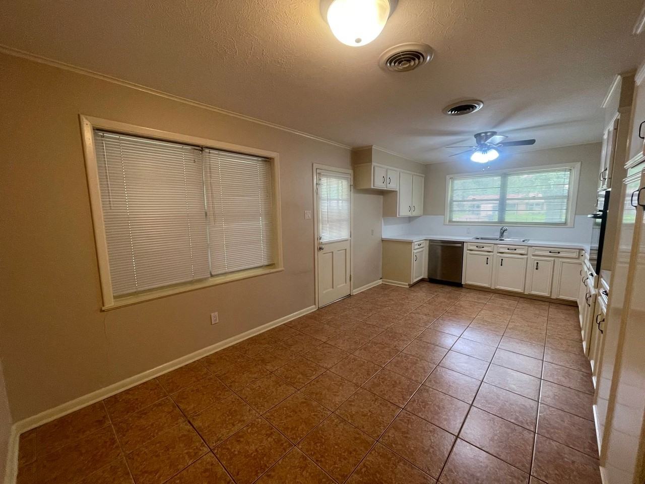315 E Southfield Rd - Photo 4 of 17