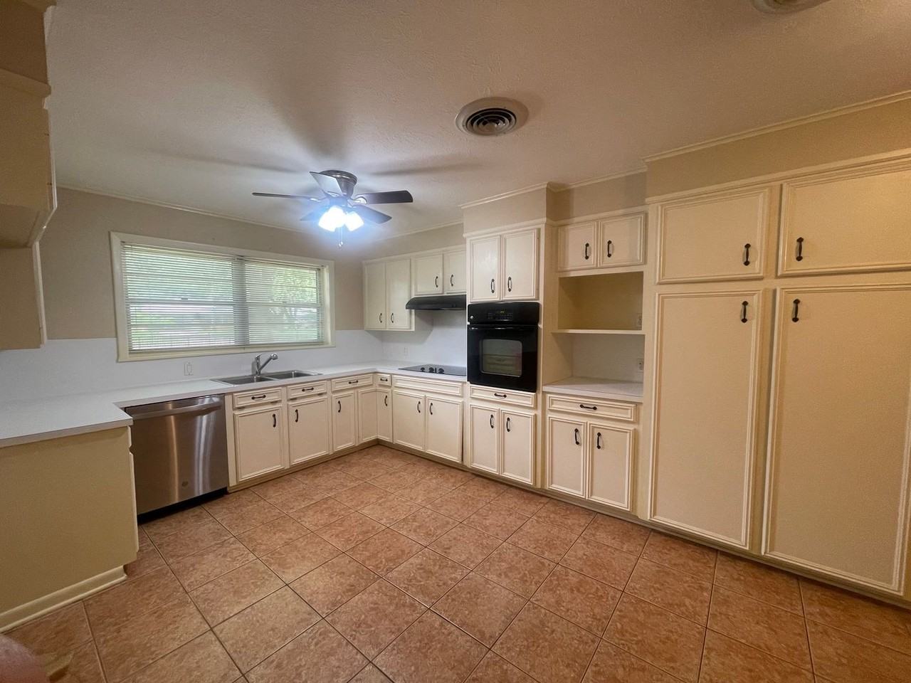 315 E Southfield Rd - Photo 5 of 17