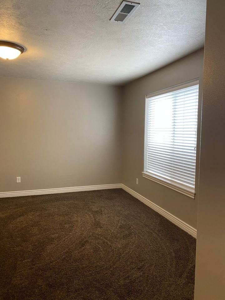 555 Countryside Ave - Photo 3 of 27
