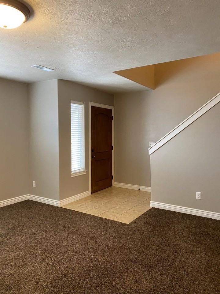 555 Countryside Ave - Photo 4 of 27