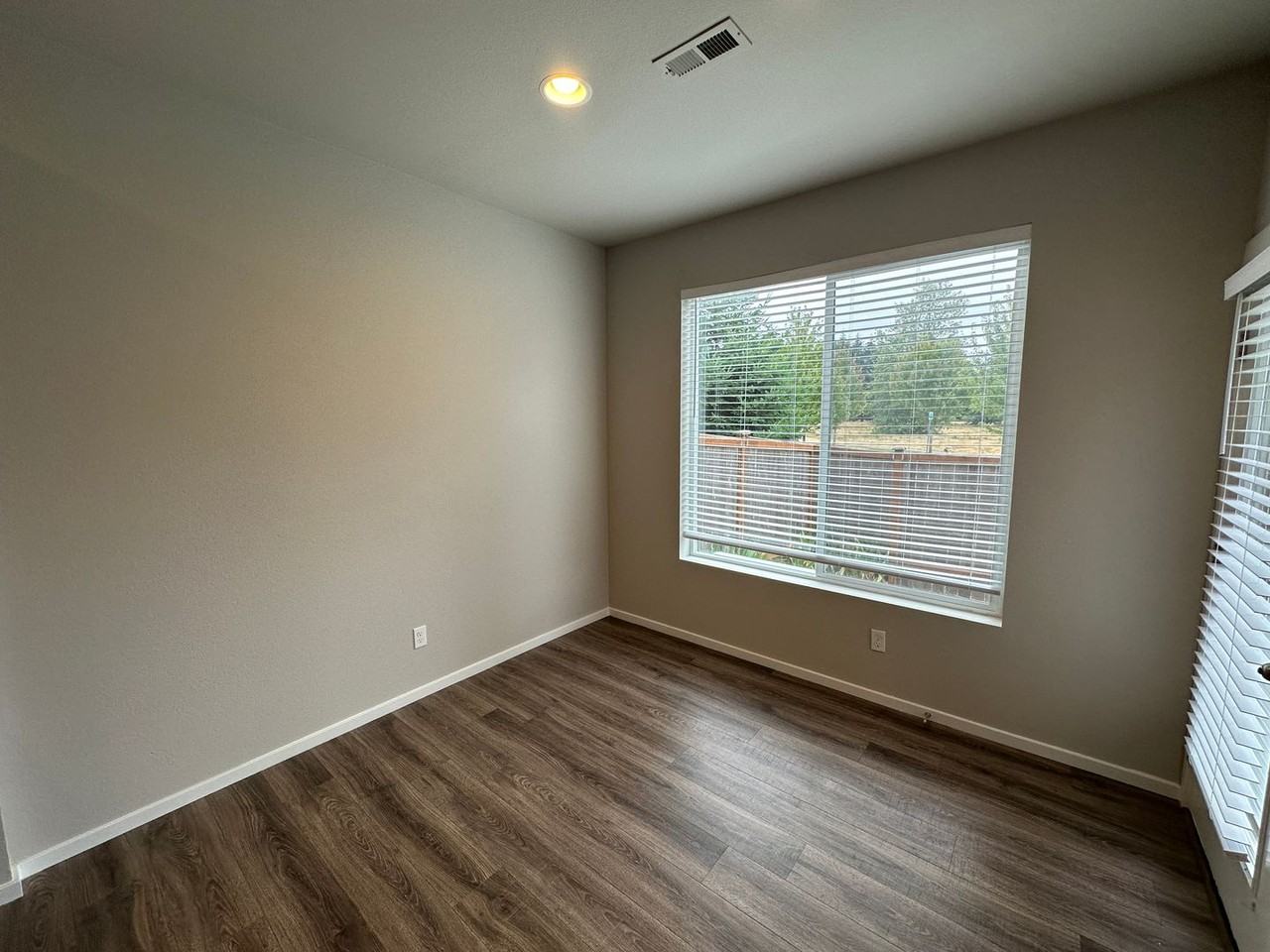 5032 Evie St Se - Photo 5 of 20