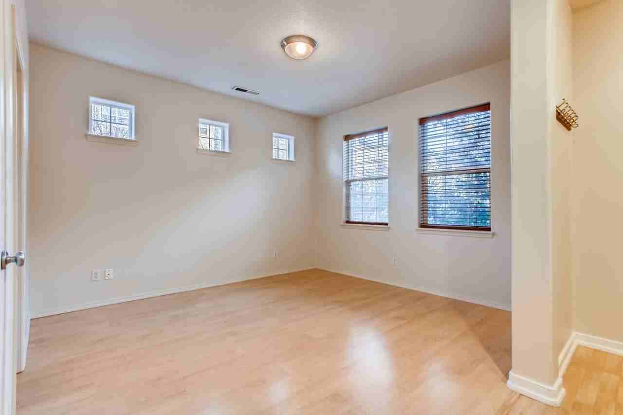 889 Ne Caden Ave - Photo 3 of 25