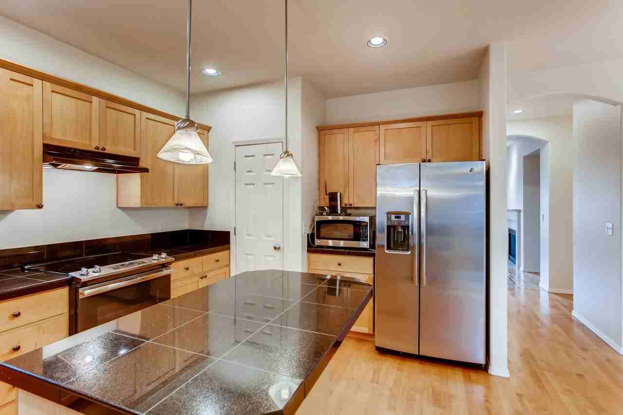 889 Ne Caden Ave - Photo 4 of 25