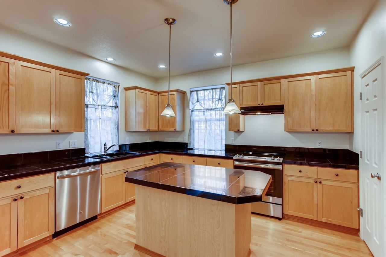889 Ne Caden Ave - Photo 5 of 25