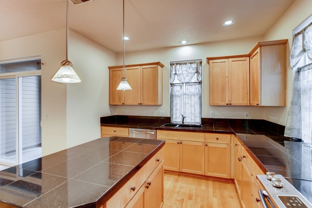 889 Ne Caden Ave - Photo 6 of 25