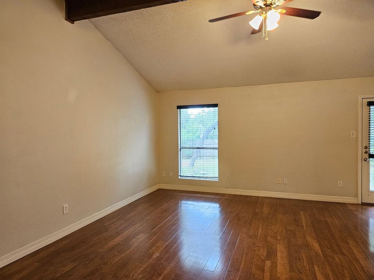 704 Chestnut Xing - Photo 4 of 32