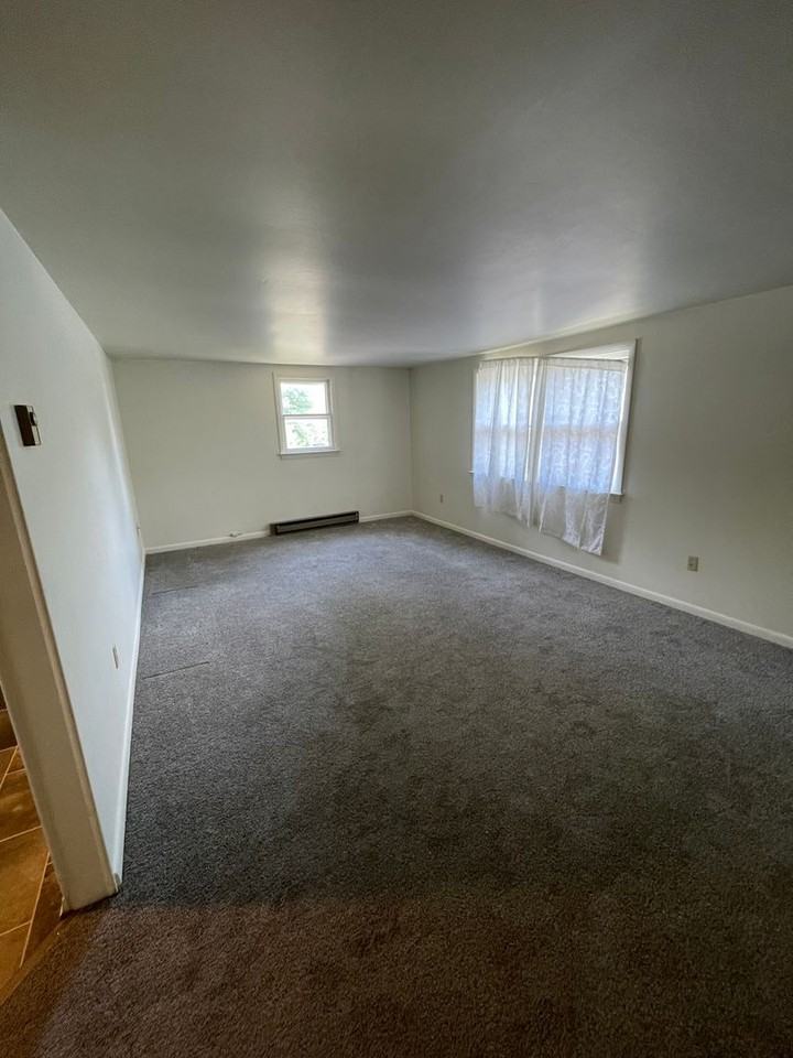 324 N Broad St - Photo 4 of 8