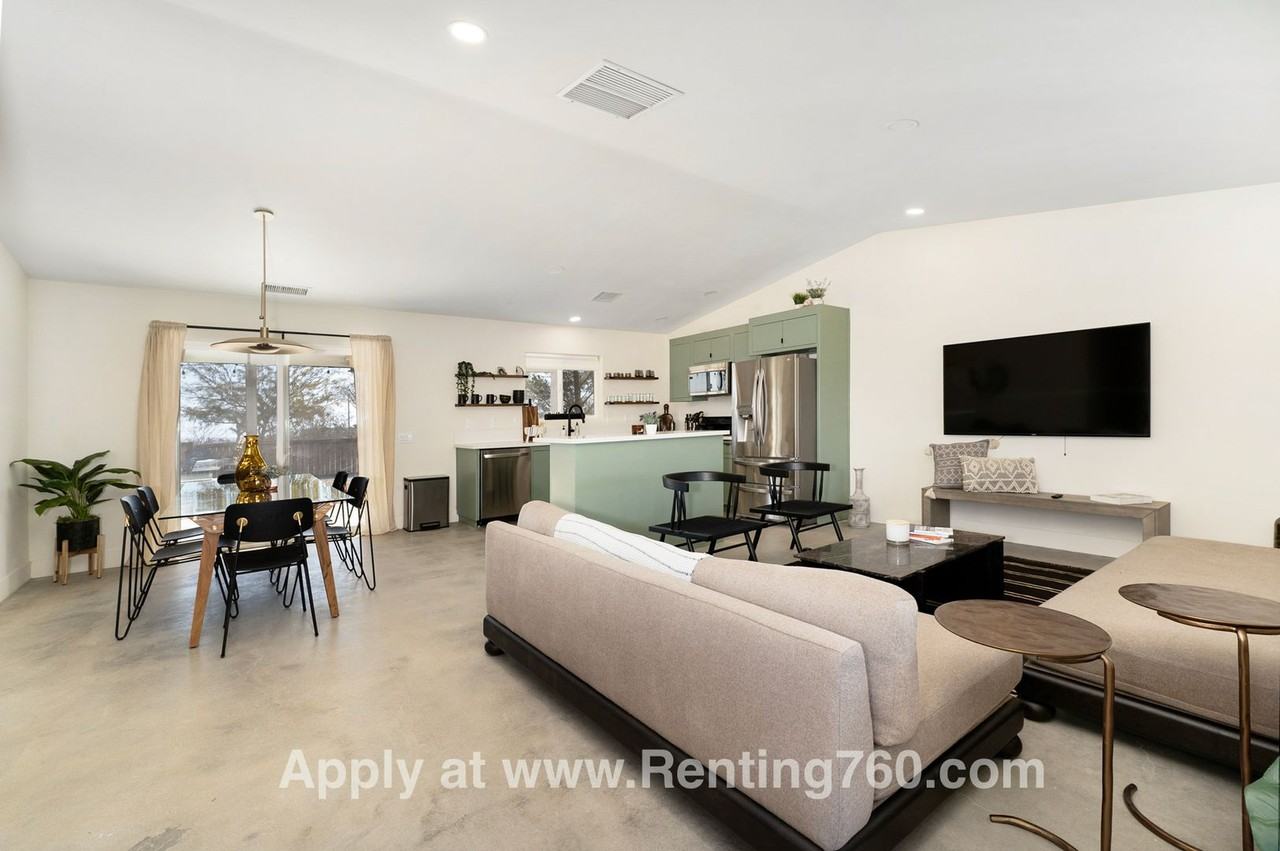 321 N Bonita Ave - Photo 7 of 47