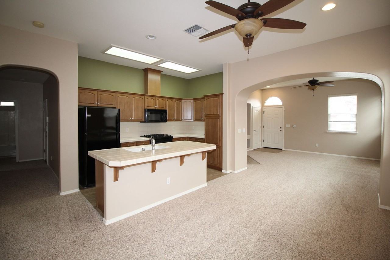 4044 W Peach Tree Ln - Photo 6 of 19