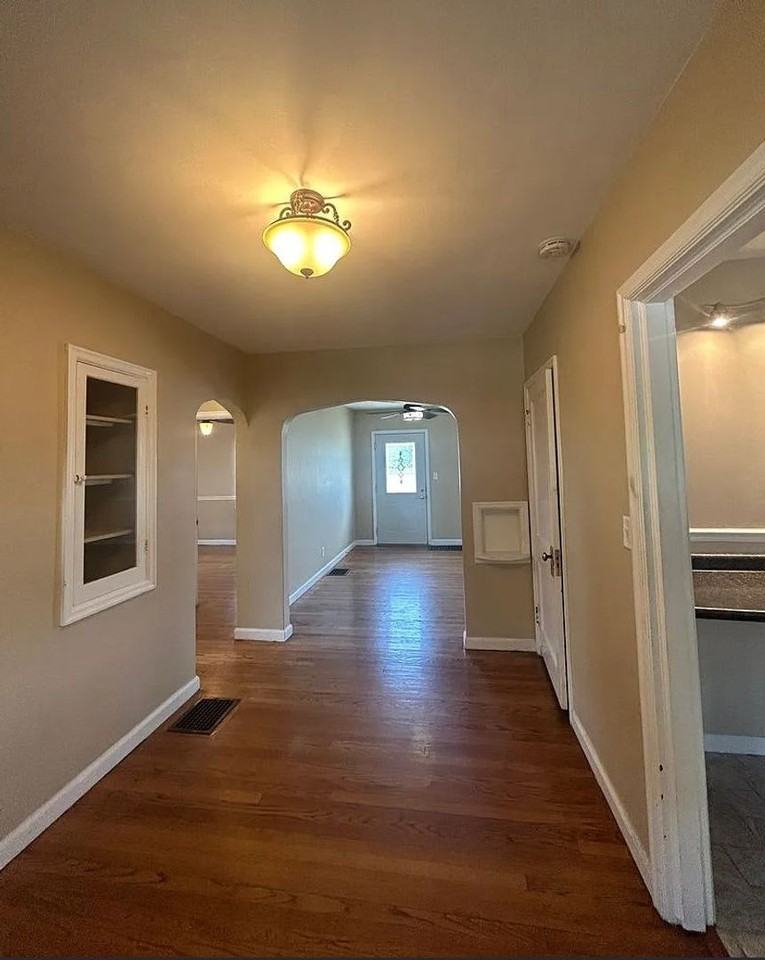 2324 Northwestern Ave - Photo 2 of 27