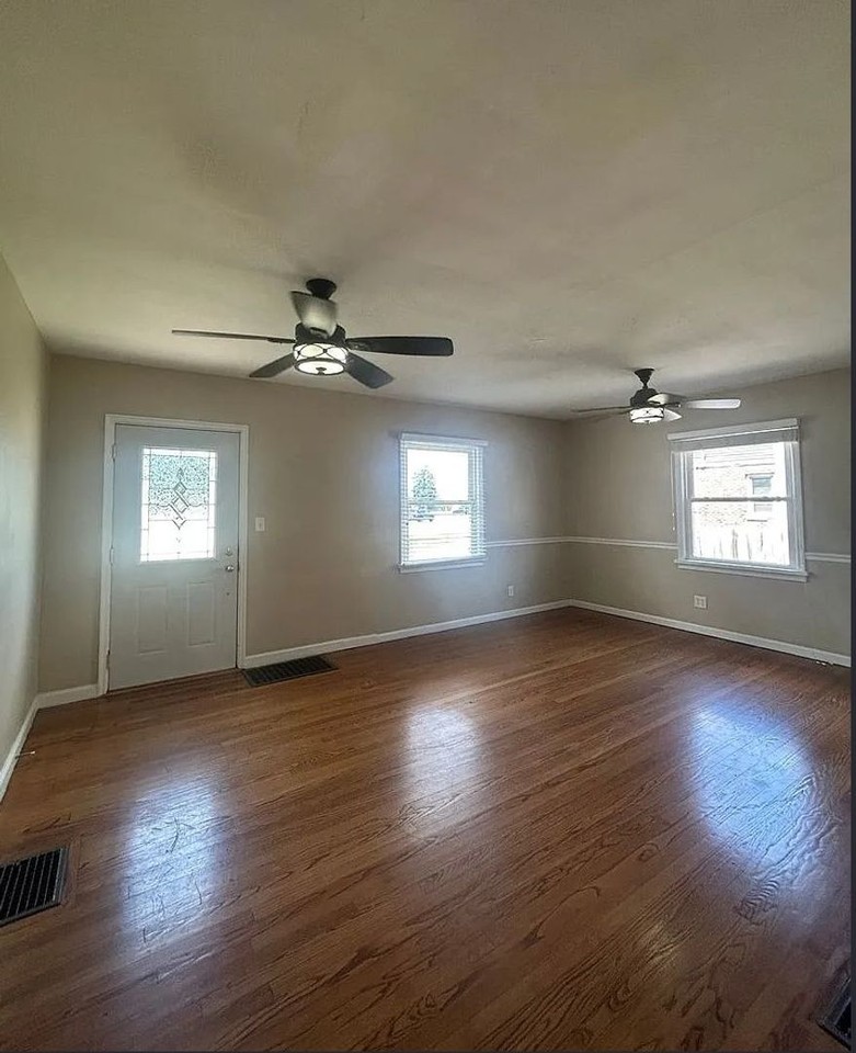 2324 Northwestern Ave - Photo 4 of 27