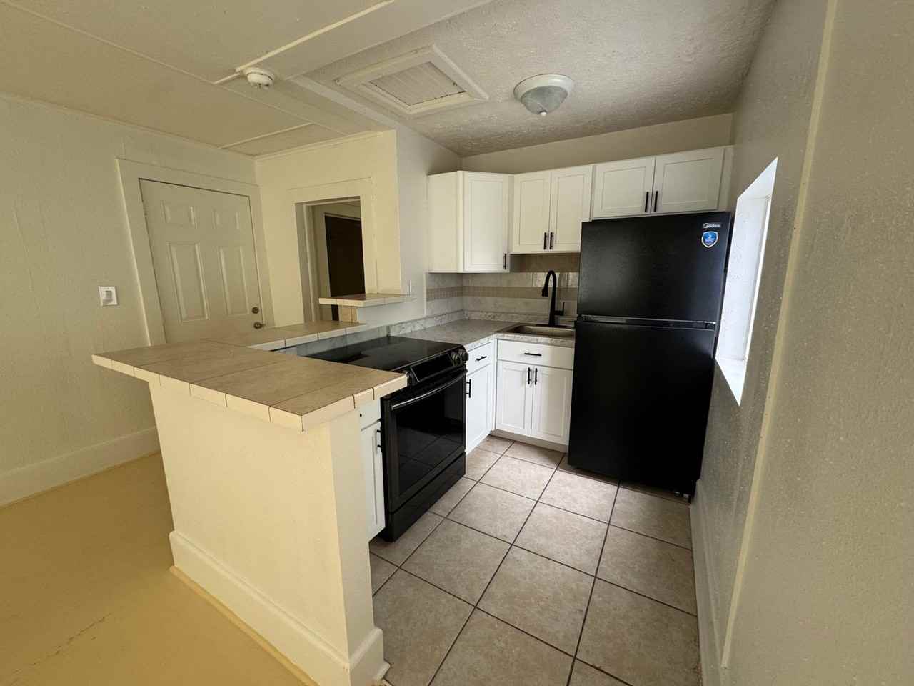 434 E Tillman Ave #7 - Photo 3 of 9